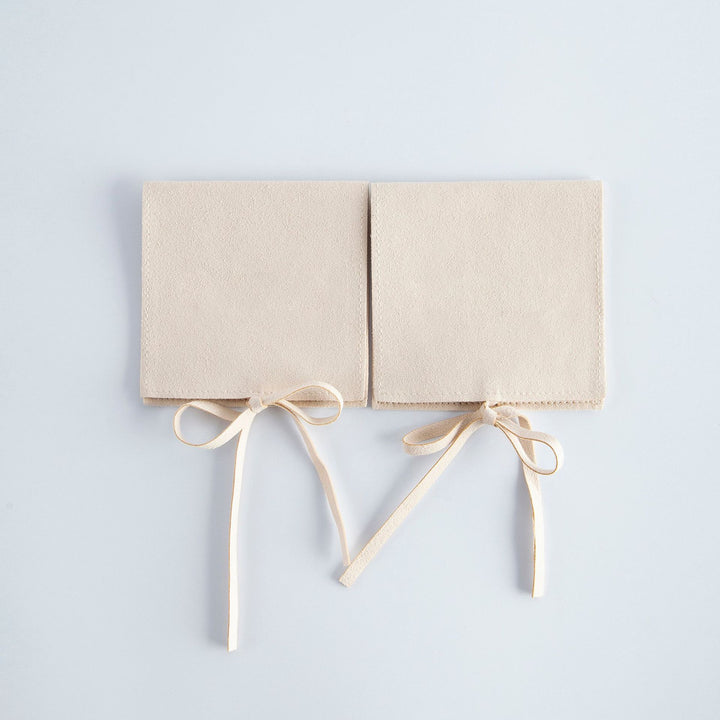 100pcs Wholesale Christmas Special Edition Microfiber Ribbon Closure Jewelry Pouches – Envelope-Flap Design with Embossed Christmas Pattern