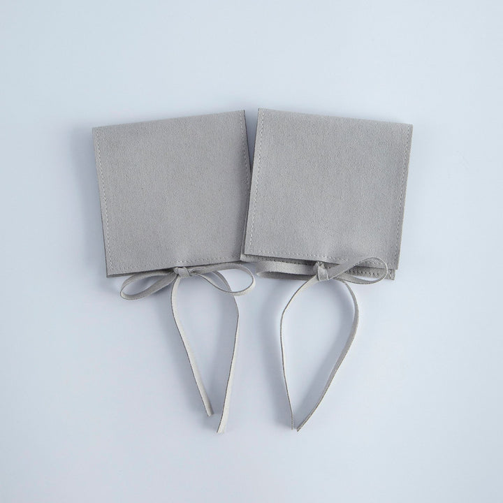 100pcs Wholesale Christmas Special Edition Microfiber Ribbon Closure Jewelry Pouches – Envelope-Flap Design with Embossed Christmas Pattern