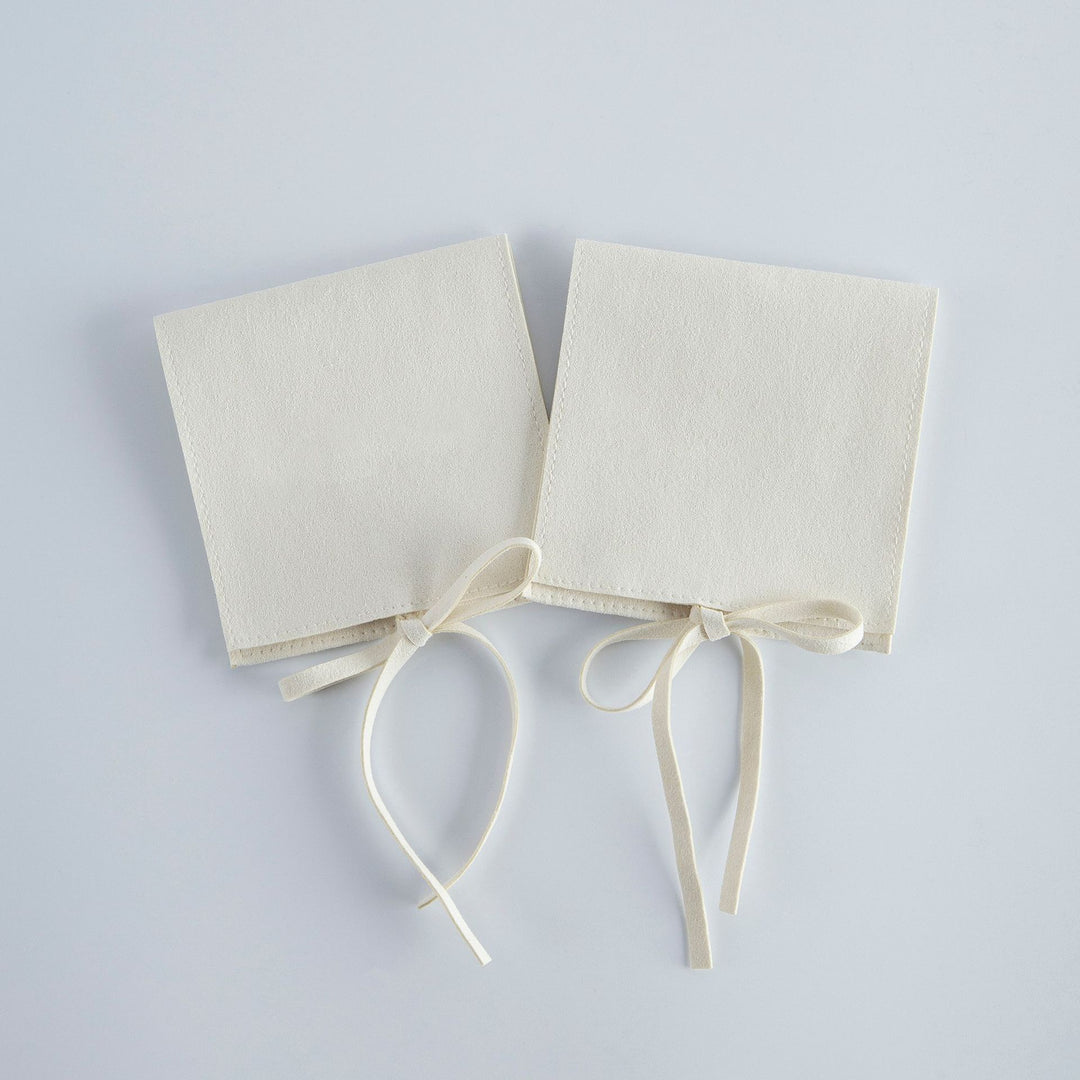 100pcs Wholesale Christmas Special Edition Microfiber Ribbon Closure Jewelry Pouches – Envelope-Flap Design with Embossed Christmas Pattern