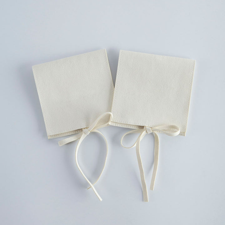 100pcs Wholesale Christmas Special Edition Microfiber Ribbon Closure Jewelry Pouches – Envelope-Flap Design with Embossed Christmas Pattern